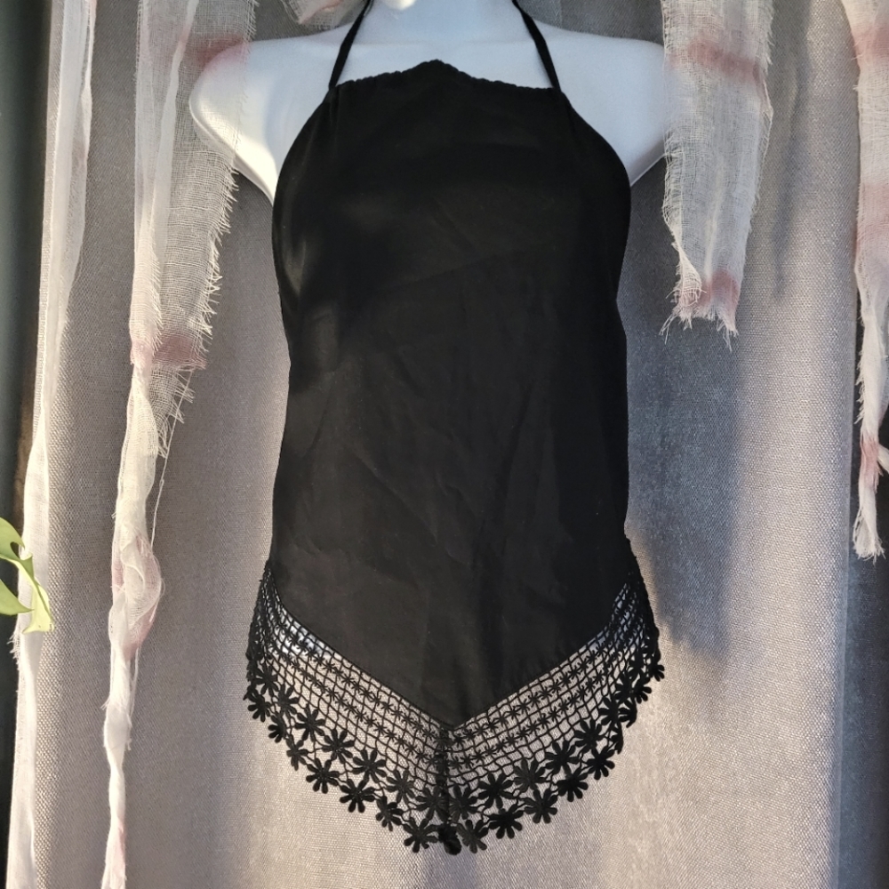 ⭐️Guess Halter Top⭐️